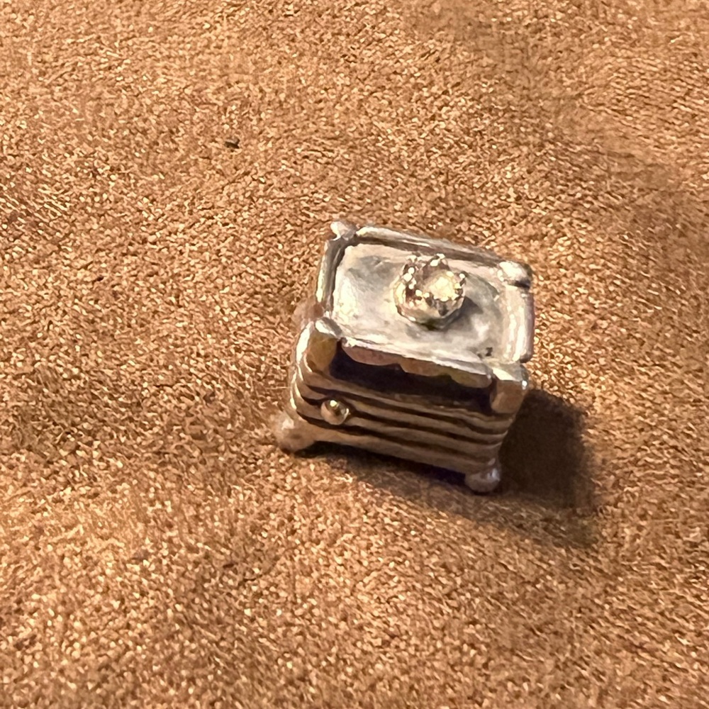 Pandora “ Princess and the Pea” charm SS and 14 K crown and Pea - Picture 5 of 5